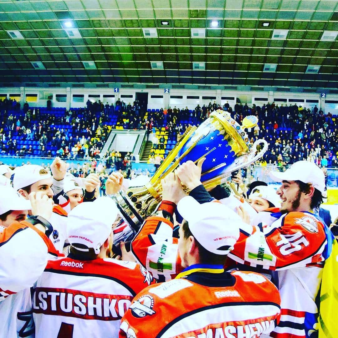 Підсумки XXIV чемпіонату України з хокею з шайбою сезону 2015-2016 рр., у якому взяли участь 29 студентів НУФВСУ